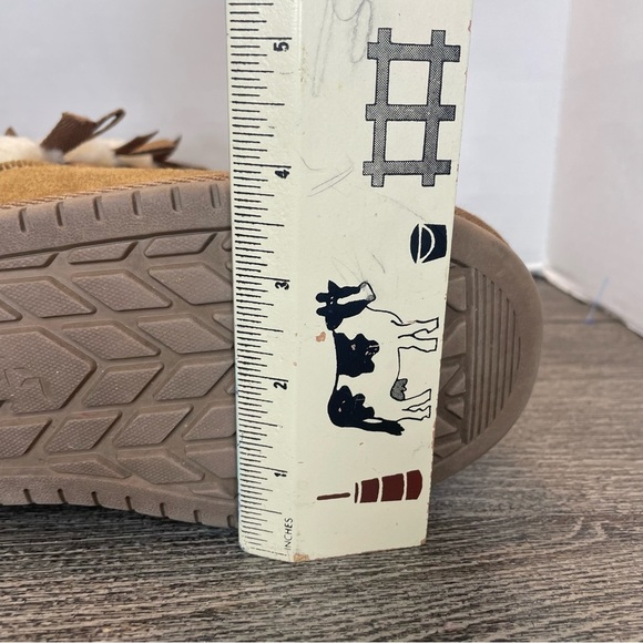 Koolaburra by UGG Brown Suede Footwear. No tag- approximately size 7.pre-owned. - Picture 13 of 14